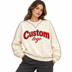 Sweat-shirt personnalisé en gros avec strass crème, logo rouge imprimé, garniture à clous de perle, coupe oversize, col rond, streetwear, pull, vêtement - Product Image 4