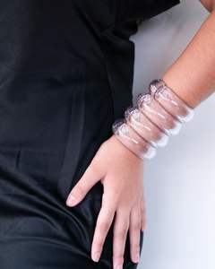 Pulsera de acrílico transparente más vendida a precio asequible, pulsera de resina transparente de diseño personalizado al por mayor para tallas grandes en venta - Product Image 6