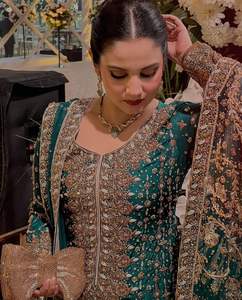 Ensemble Kurta Vert Brodé pour Mariage en Soie Jimmy avec Broderie de Sequins et de Fils, Haut et Pantalon avec Dupatta - Product Image 3