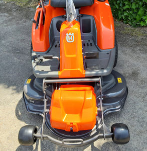 Tracteur de jardin Husqvarna Rider R214C 2026, plateau de coupe monté à l'avant, moteur haute performance, modèle ergonomique pour l'opérateur - Product Image 1