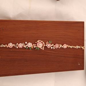 สร้อยข้อมือเงินแท้ 925 ชุบทองคำสีกุหลาบ ประดับดอกไม้สีชมพูและเพชร CZ  งานเคลือบสีเคลือบเงา ดีไซน์ดอกไม้  สำหรับผู้หญิง ของขวัญ เครื่องประดับ - Product Image 3