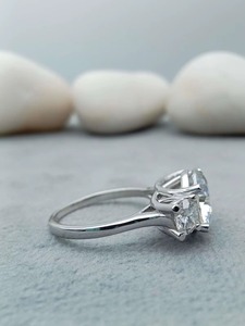 Anillo de Corte Esmeralda Solitario de Calidad Premium con un Brillante Piedra Central y Banda en Tono Plateado para Joyería Nupcial en Venta - Product Image 3