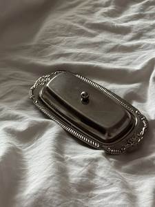 Beurrier en argent avec couvercle, design rectangulaire classique, artisanal, en métal poli, vaisselle écologique, plateau de service pour beurre et couvercle - Product Image 4