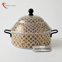 Ensemble de luxe doré en acier inoxydable, comprenant une marmite isotherme géométrique, un réchaud alimentaire, un plat de service et une casserole avec couvercle
