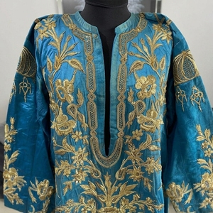 Robe Caftan <span class=keywords><strong>Marocain</strong></span> <span class=keywords><strong>Traditionnel</strong></span> Bleu Brodé à la Main avec Badges, Manches Longues, Motif Floral - Product Image 5