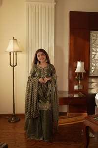 Kurti Chinon Estampado con Bordado Delantero y Trasero y Adornos de Diamantes, Conjunto Étnico para Mujer con Sarara a Juego y Dupatta con Bordado en el Borde - Product Image 6