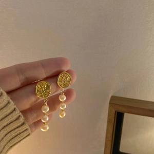 Boucles d'oreilles pendantes en forme de rose en relief rétro française, perle d'eau douce de 6 à 7 mm avec argent pur, style vintage à la mode - Product Image 3