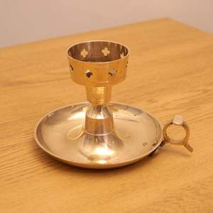 Porte-bougie en laiton artisanal avec poignée, support vintage poli pour bougies coniques, décoration intérieure, mariage, décoration de table à manger - Product Image 2