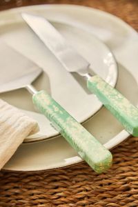 Ensemble de couverts de luxe en acier inoxydable avec manche en résine colorée - Cuillère, fourchette et couteau réutilisables pour les fêtes, durables et compatibles lave-vaisselle - Product Image 2