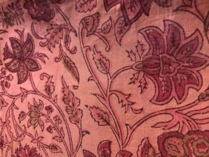 Tela de algodón estampada a mano con diseño floral de enredaderas sobre base rosa melocotón |   Impresión Tradicional India Estilo Kalamkari - Product Image 3