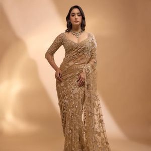 AARIKA TEXTILE Saree en tissu filet style Bollywood, broderie multi-fils et sequins épais de 5 mm, avec blouse de créateur, pallu et zalar, séchage rapide - Product Image 1