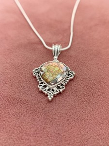 Pendentif en cristal de quartz céleste avec chaîne, collier élégant en pierres précieuses, cadeau de bijoux pour femmes, design unique et élégant - Product Image 1