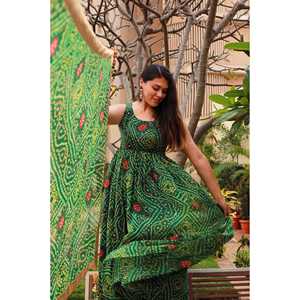 Robe Bandhej avec dupatta vert jardin, col carré, taille XS, taille naturelle - Product Image 1