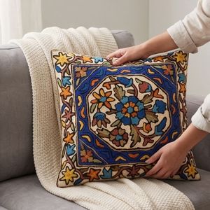 Kashmiri crewel ปลอกหมอนอิงปักลาย-เหรียญแปดเหลี่ยมสีครีมและโคบอลต์สีน้ำเงิน - Product Image 4