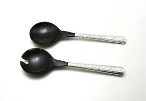 Ensemble de 2 cuillères à salade en corne, design élégant, fabriquées à la main à partir de corne de buffle naturelle, à prix abordable. - Product Image 2