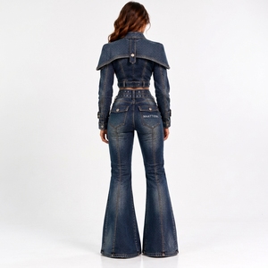 Conjunto de Dos Piezas de Mezclilla Azul Oscuro para Mujer, Chaqueta Corta Tipo Capa, Jeans Acampanados, Cinturón con Hebilla, Proveedor de Ropa al por Mayor, OEM, ODM Personalizado - Product Image 2