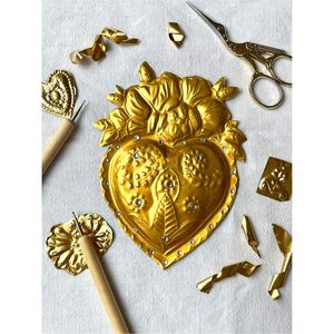 Decoración de Pared de Metal con Acabado de Latón Repujado Hecho a Mano, Sagrado Corazón, Ex Voto Milagro, Adorno Colgante para Altar Católico, Estilo Boho para el Hogar - Product Image 6