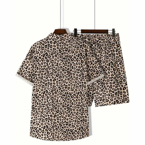 ชุดเสื้อยืดแขนสั้นและกางเกงขาสั้นฮาวายสำหรับผู้ชาย ลาย Aloha สไตล์ทรอปิคอล ชุดลำลองสองชิ้น ใส่ได้ทุกวัน ใส่ไปชายหาดได้ ผลิตจากผ้าฝ้าย 100% ป้องกันรังสียูวี แห้งเร็ว - Product Image 2