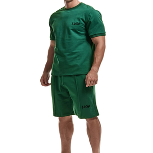 Conjunto coordinado para hombre con logotipo personalizado, camiseta lisa y pantalones cortos, tela suave y transpirable, conjunto informal de dos piezas para verano, estilo minimalista premium. - Product Image 6
