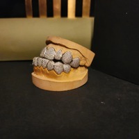 Venta al por mayor de Grillz de Dientes de Plata con Diamantes, Diseño Personalizado, Piedras de Alta Calidad, Estilo de Lujo para Moda Urbana