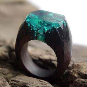 Bague en résine et bois de style moderne artisanale, produit artisanal en bambou et en bois - Product Image 2