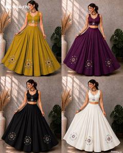 Tenue de fête en soie romaine avec de riches broderies à la main et miroirs réels - Lehenga choli - conçu pour les célébrations festives - Navratri - En vente - Product Image 2