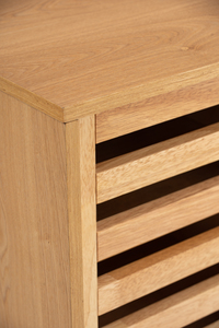Meuble à chaussures moderne pour entrée, fabriqué en bois massif, avec portes coulissantes à lattes élégantes pour un look sobre. - Product Image 5