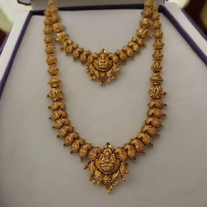Conjunto de Collar de Oro Sólido de 22K |   Joyería nupcial tradicional del sur de la India con diseño de Lakshmi |   Haram con Acabado Dorado Antiguo - Product Image 1
