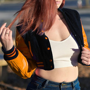 Blouson court universitaire pour femme, noir et orange, style Letterman, avec manches en similicuir, vêtement d'extérieur décontracté, mode féminine streetwear - Product Image 1