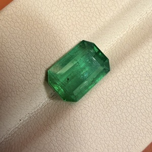 Esmeralda Zambiana Natural de Alta Calidad, 2.07 Quilates, Verde Intenso, Facetada, Piedra Suelta para Fabricación de Joyería - Product Image 4