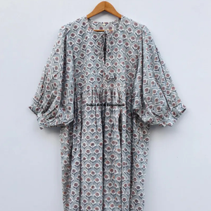 Belle robe en coton à motifs floraux, imprimée à la main, pour un usage décontracté. - Product Image 2