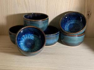 Bol en céramique design, glaçure réactive bleue éblouissante, empilable, gain de place, durable, alimentaire, idéal pour cuisine moderne - Product Image 2