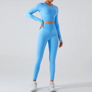 Ensemble de vêtements de sport respirants pour femmes, taille haute, sans couture, avec short de yoga uni à taille élastique et logo sur le devant - Product Image 4