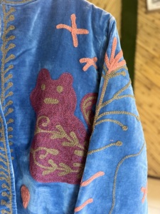 Blouson bomber brodé en coton bleu fait main |   Veste unisexe écologique respirante à motif floral pour l'automne et l'hiver |   Artisan Bohème - Product Image 4
