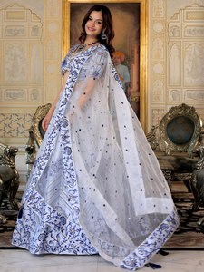 Robe de demoiselle d'honneur en organza brodée bleue, silhouette en A, jupe longue, manches courtes, haut court, style classique, couleur bonbon - Product Image 2