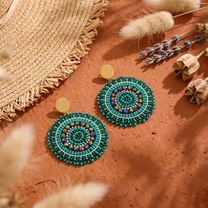 Boucles d'oreilles artisanales ovales à motif floral en polyester perlé, rouge, vert, blanc, bijoux de fête, accessoire de mode pour femme - Product Image 3
