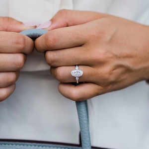 Anillo de compromiso de oro blanco de 10K con moissanita de corte ovalado y piedras laterales de corte pera, anillo de tres piedras de oro macizo, regalo para mujer - Product Image 3