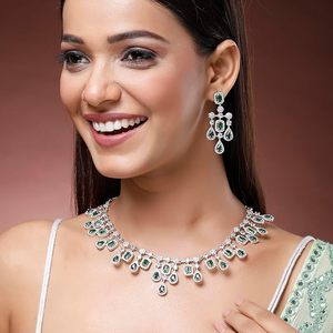 Ensemble collier et boucles d'oreilles en alliage plaqué argent avec cristaux de strass taille émeraude, design goutte d'eau, bijoux de mariage classiques pour femmes - Product Image 1
