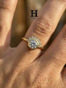 Anillo de compromiso de lujo con diamante cultivado en laboratorio de corte redondo, engaste de bisel, oro amarillo de 14K, diseño de rayos de sol y media corona, venta al por mayor - Product Image 2