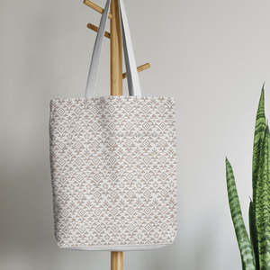 Bolsa de Ropa con Estampado Geométrico Hecha a Mano, Diseñada para Compras y Uso Diario - Product Image 4