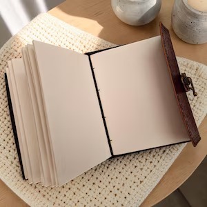 สมุดบันทึกหนังแท้ขนาดเล็ก ของขวัญทำมือ ขอบฉีกแบบดั้งเดิม เข้าเล่มแบบ Thermal Binding พร้อมสายคล้องแบบโบราณ สมุดวาดเขียน สมุดโน้ต ดินสอ - Product Image 3