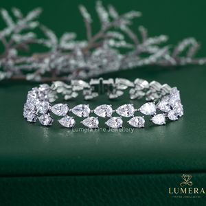 Bracelet tennis en diamant de laboratoire taille poire, avec deux rangs interconnectés, profil large et fermoir sécurisé - Product Image 1