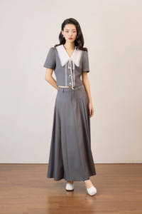 ชุดเซ็ตสีเทาสกายสำหรับผู้หญิงสไตล์เวียดนาม ดีไซน์เรียบหรู/ผู้หญิงหวาน/คลาสสิคย้อนยุค - ชุดเซ็ตสีเทาอ่อน - สไตล์โมเดิร์นสำหรับผู้หญิง รุ่น KS80 - Product Image 4