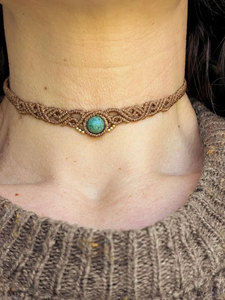 Collier ras du cou en macramé fait main avec pierre turquoise naturelle, cordon beige et perles dorées – Bijoux bohèmes de guérison en gros - Product Image 2