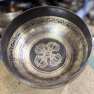 Cuenco tibetano artesanal de latón con grabado doble de Dorje Vajra, diseño de mandala sagrado, cuenco de sonido para meditación y yoga. - Product Image 5