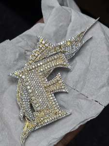 จี้รูปปลาดาบตัวอักษร F แบบสั่งทำได้ ขายส่ง ประดับเพชร VVS Moissanite สองสี ทอง 10K เงิน 925  สำหรับแร็ปเปอร์  รูปสัตว์  ผู้จำหน่าย - Product Image 3