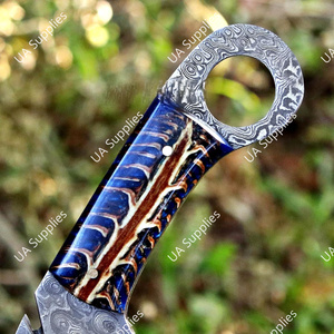 มีดใบตายเหล็กดามัสกัสทองแดงคุณภาพสูง พร้อมรูนิ้วจับ สำหรับล่าสัตว์ ตั้งแคมป์ พกพาประจำวัน ด้ามจับเรซิ่นรูปทรงโคนต้นสน รับผลิตแบบ OEM/ODM ขั้นต่ำในการสั่งซื้อน้อย - Product Image 4