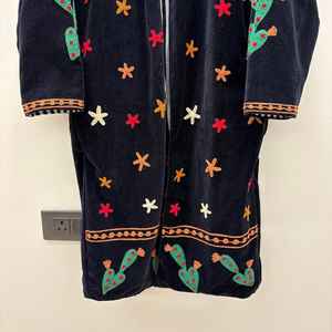 Manteau en velours Suzani, veste longue en coton brodée de fleurs, manteau d'hiver bohème - Product Image 4