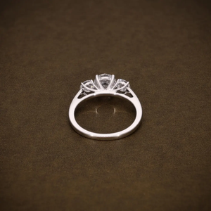 แหวนเพชรทรงกลมเจียระไนแบบบริลเลียนท์ แหวนเพชรสามเม็ดสำหรับหมั้น แหวนเพชร VVS2 ทองคำ 18K สีเหลือง ขาว และโรสโกลด์ - Product Image 3