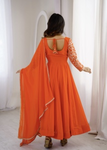 Robe ethnique raffinée en georgette à sequins avec un voile évasé de quatre mètres à bas souple et finition en dentelle, couture traditionnelle pour femme - Product Image 6